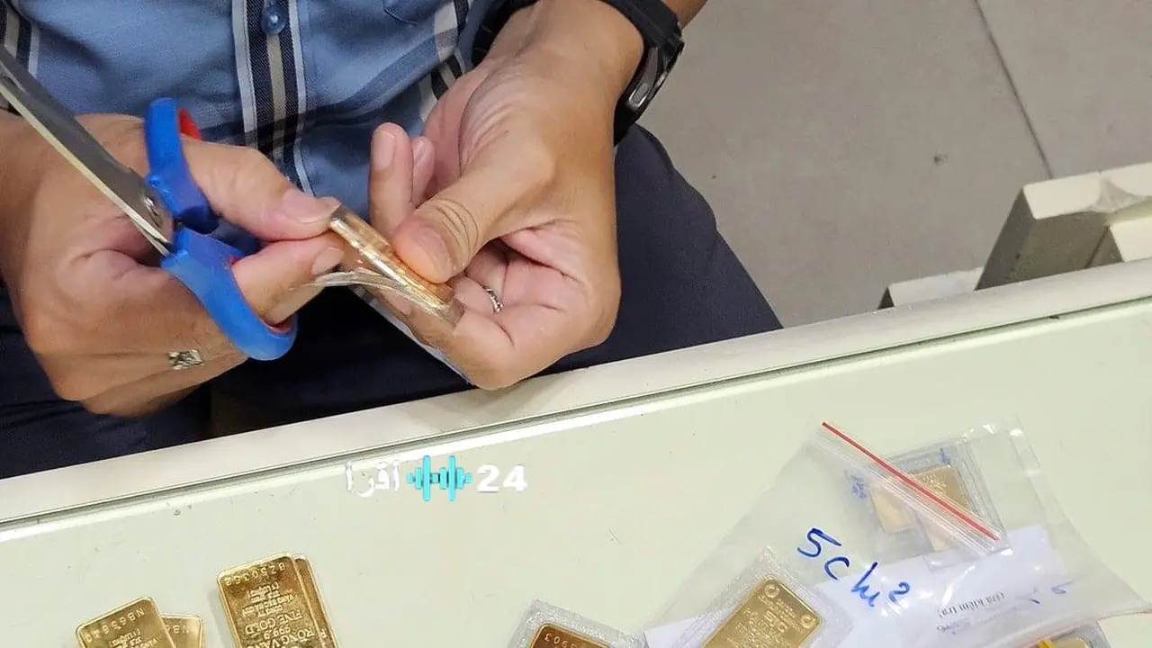 تباين أسعار الذهب في محلات الصاغة والأسواق العالمية وتأثيرها على المشغولات والعملات